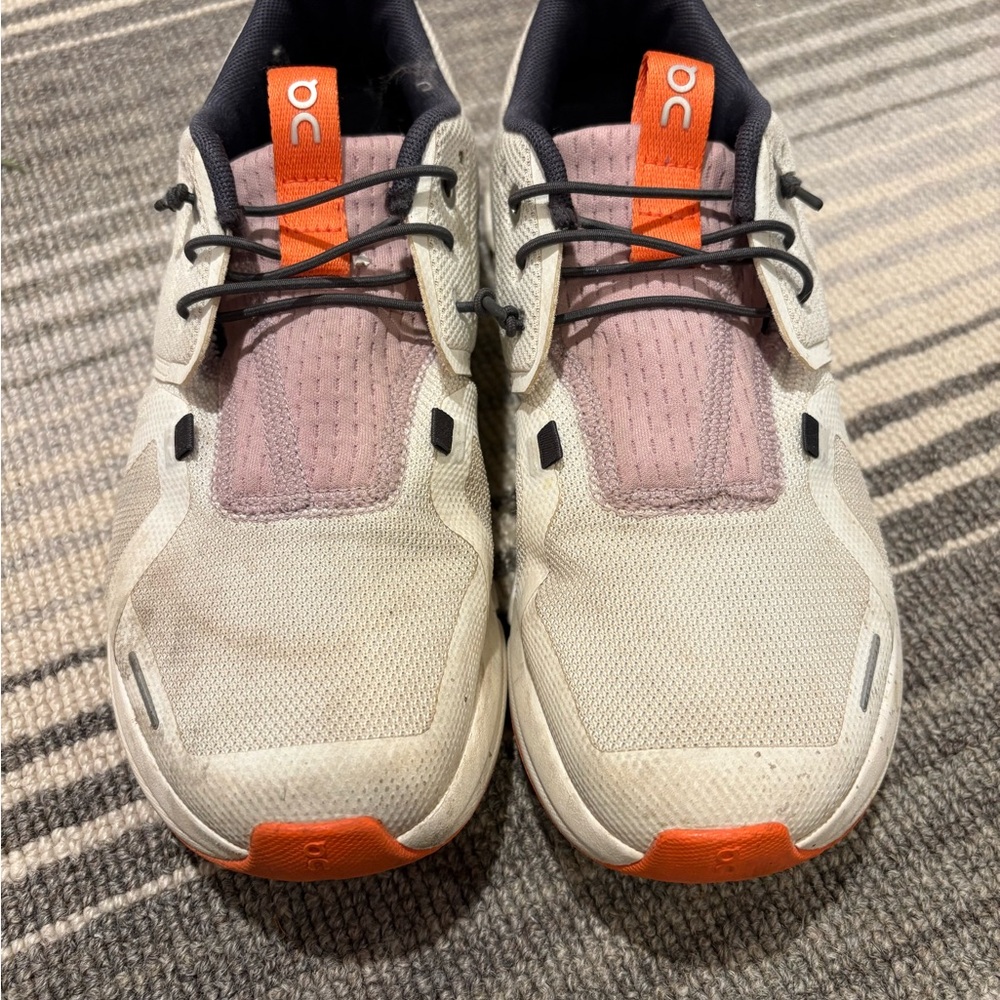 On Cloud Sky girls' shoes in the white/dust and acai